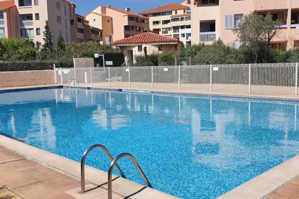 Appartement Spacieux 65M2, Avec Piscine Et Parking Fréjus Eksteriør billede