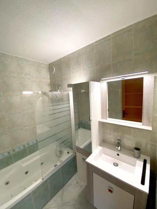 Appartement Spacieux 65M2, Avec Piscine Et Parking Fréjus Eksteriør billede
